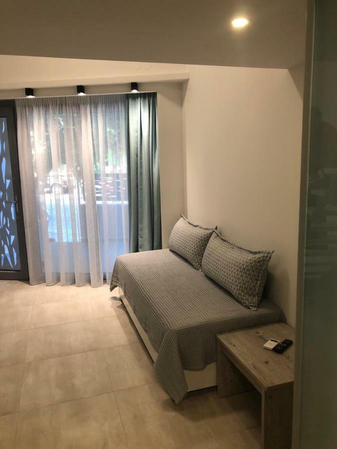 Mr & Mrs K Lofts Appartement Potos Buitenkant foto