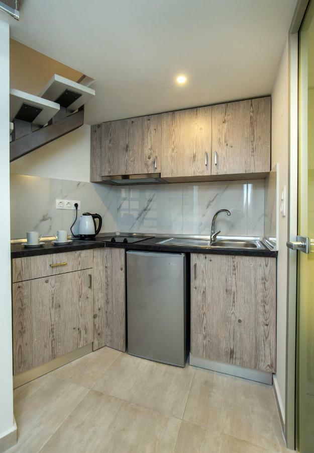 Mr & Mrs K Lofts Appartement Potos Buitenkant foto